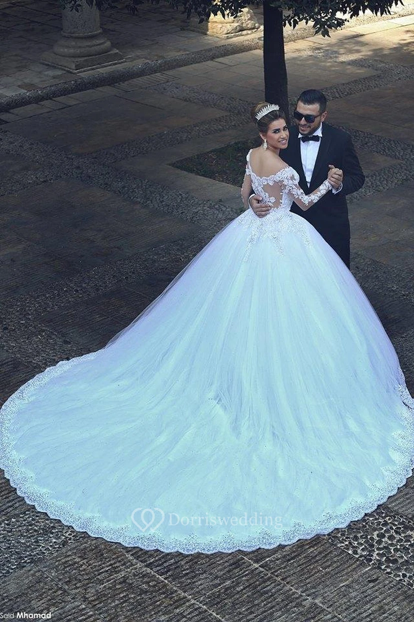 Precioso vestido de novia de gala de encaje con mangas largas y cola en oferta. view 3