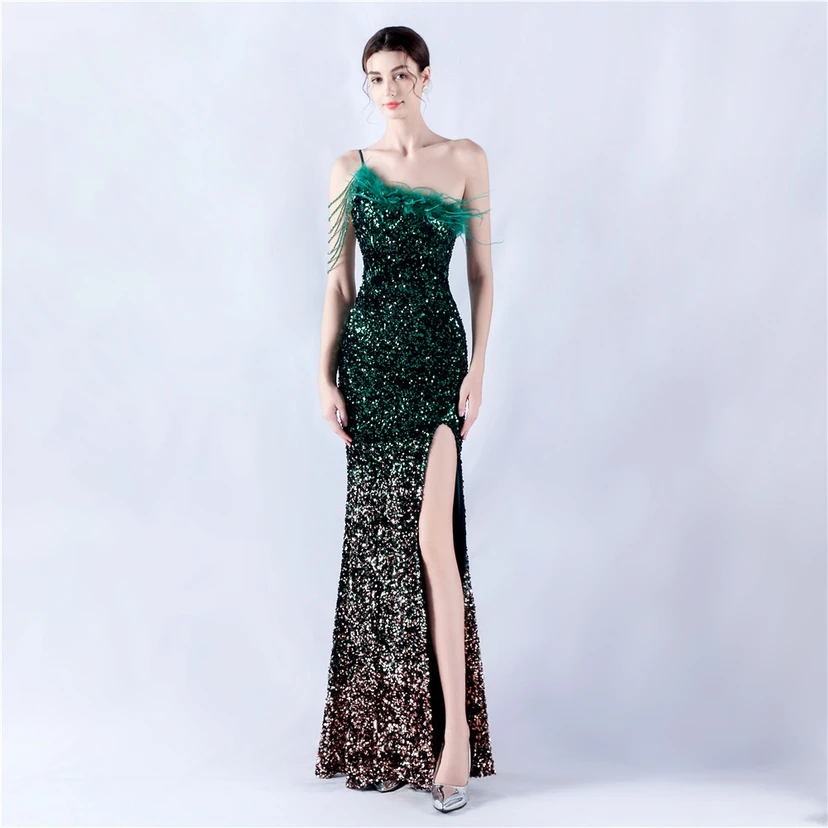 Robe de soirée longue à une épaule, ornée de plumes d'autruche, de perles et de sequins, avec col asymétrique et fente haute. view 49