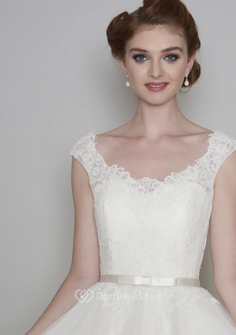 Vestido de novia vintage de tul con cuello en V, mangas cortas y encaje, largo hasta la rodilla, con botones. view 3