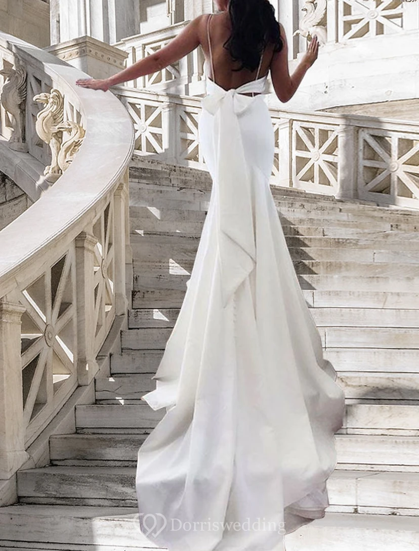 Vestido de novia minimalista de satén estilo sirena con tirantes finos.