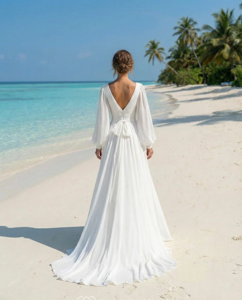 Robe de mariée de plage en mousseline, coupe trapèze, décolleté en V profond, manches longues view 2
