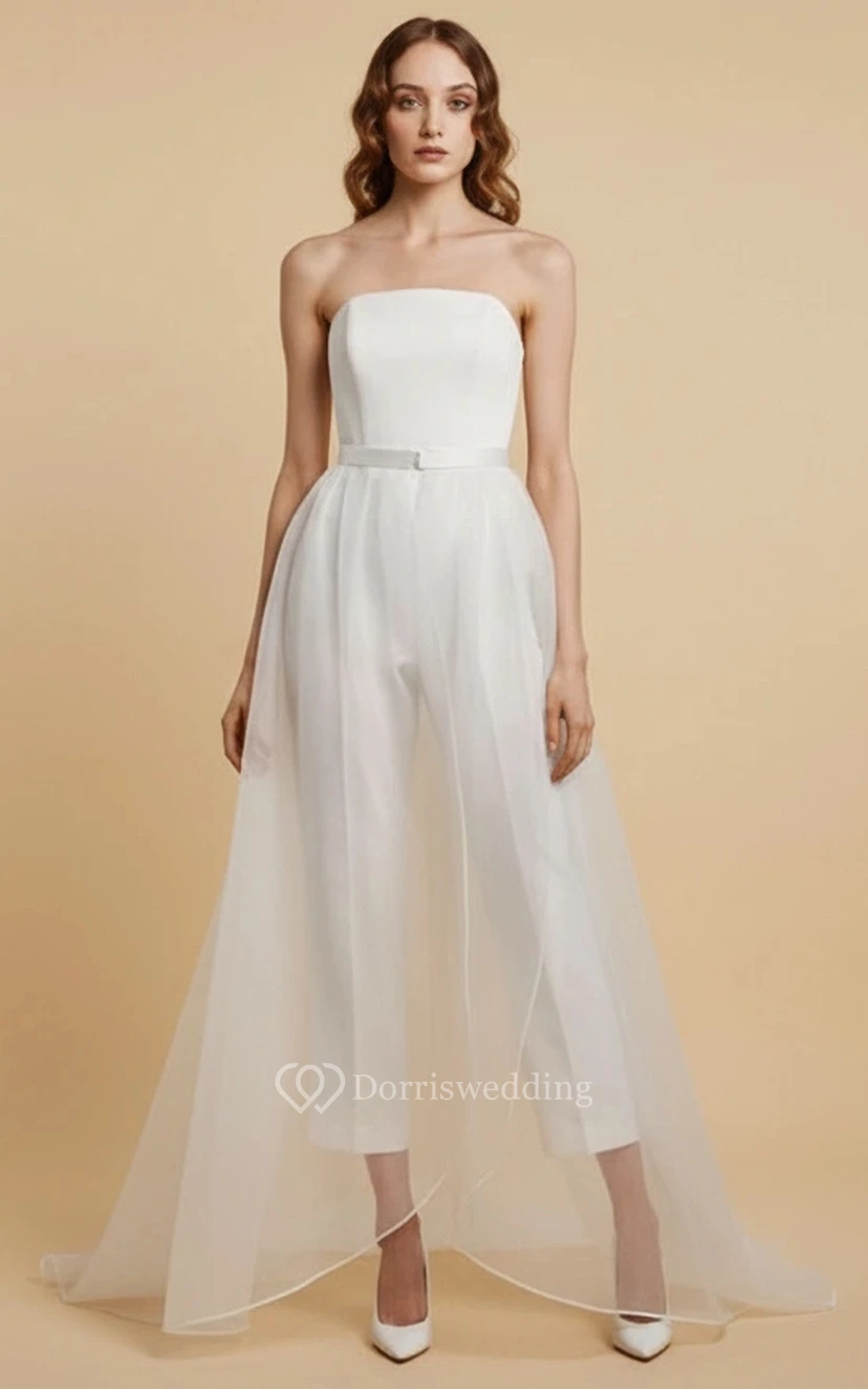 Mono de boda sin tirantes con cinturón y bajo de tul de pierna ancha.
