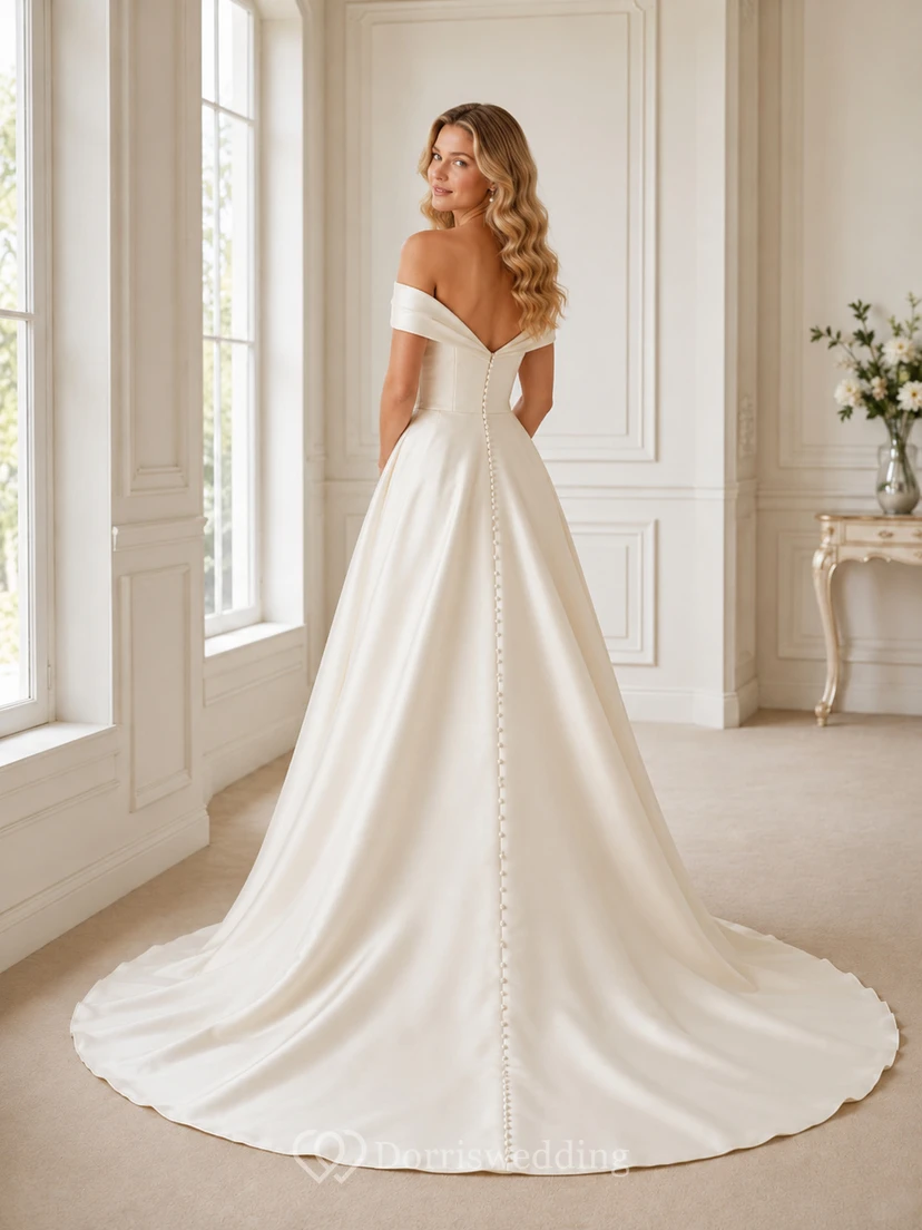 Robe de mariée de luxe en satin, simple, à épaules dénudées, manches courtes et boutons, style princesse, avec traîne. view 2