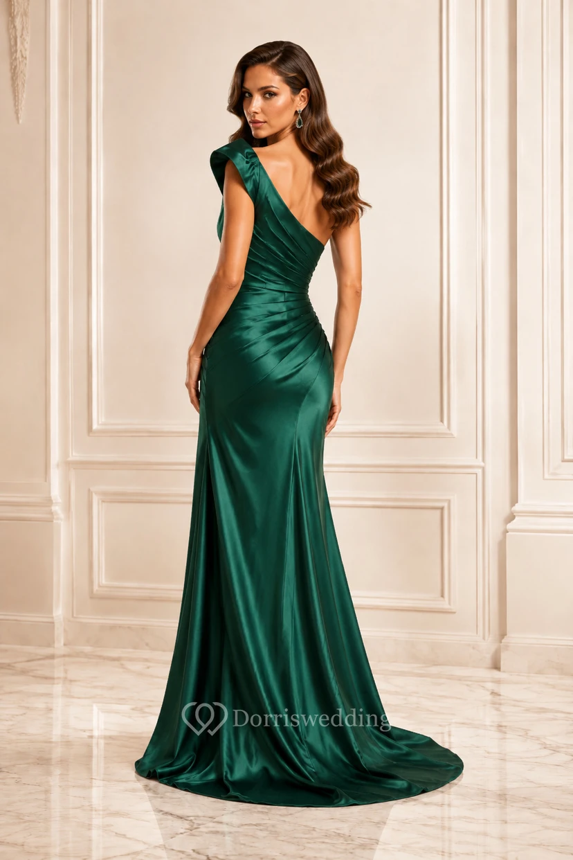 Vestido formal de satén verde oscuro de un solo hombro estilo sirena con detalle de cristales laterales y abertura. view 2