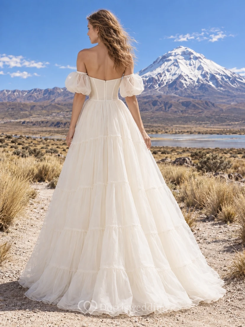 Vestido de novia bohemio de organza con corte en A, escote corazón, mangas abullonadas y falda escalonada. view 2