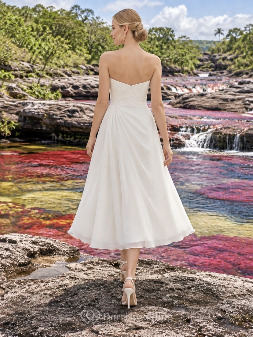 Teelanges, trägerloses Chiffon-Brautkleid mit Herzausschnitt, drapiertem Oberteil und A-Linien-Rock view 2
