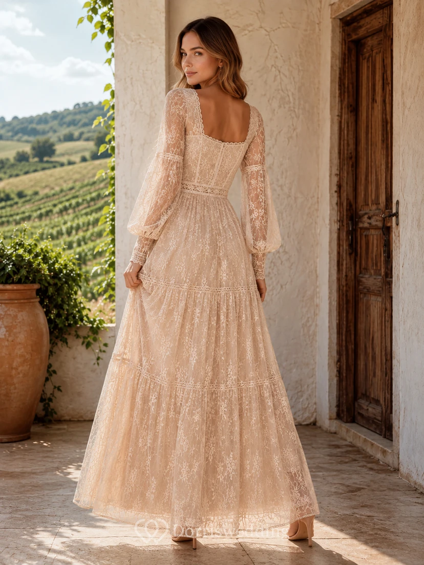 Vestido de invitada estilo bohemio color champán con escote cuadrado, mangas largas estilo poeta, encaje y falda escalonada de corte A hasta el tobillo. view 2