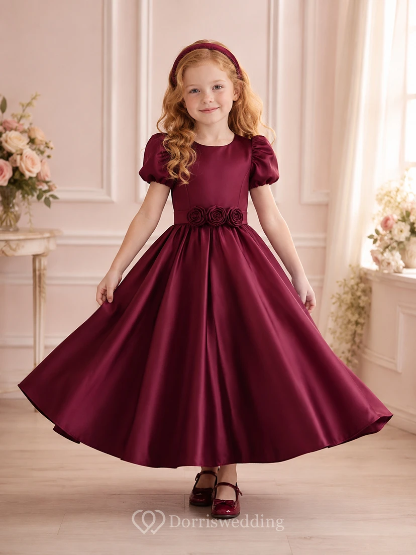 Robe de demoiselle d'honneur bordeaux en satin satiné à manches bouffantes et imprimé floral, longueur thé, coupe trapèze, idéale pour un mariage champêtre.