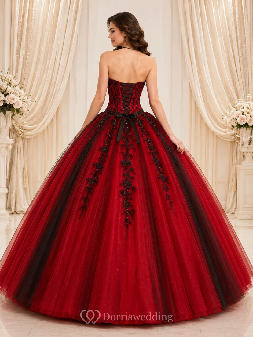 Robe de bal de princesse rouge et noire de luxe, bustier cœur brodé, ornée de broderies, pour quinceañera. view 2