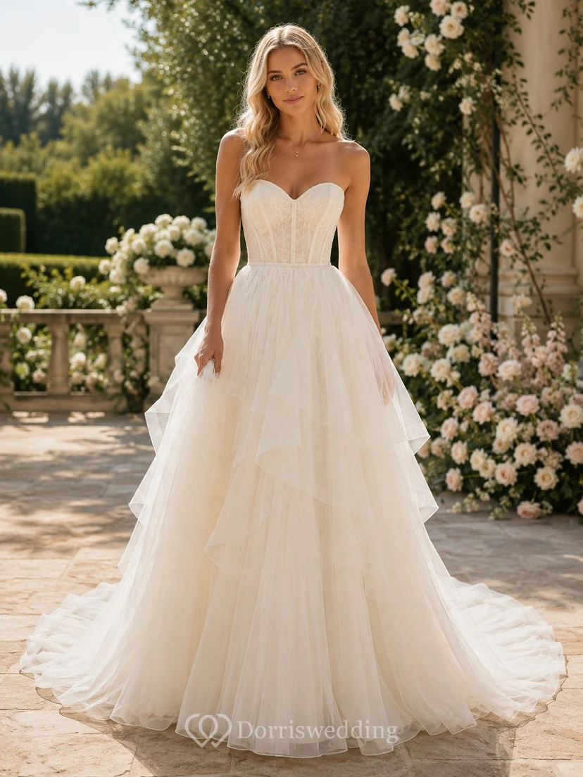 Vestido de novia minimalista de satén, estilo princesa, sin tirantes, con escote corazón y cola larga.