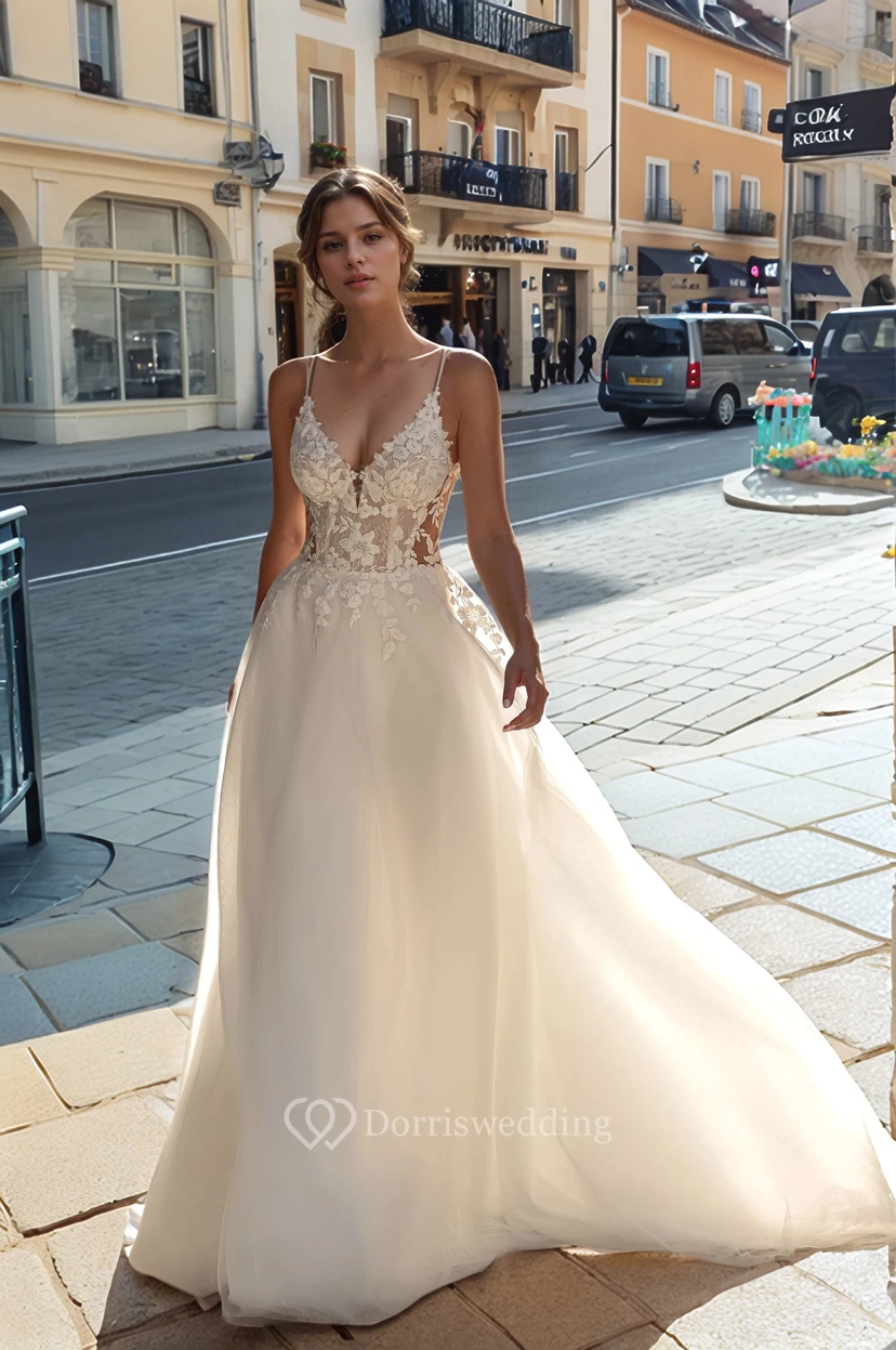 Robe de mariée bohème chic avec corsage en dentelle florale video preview
