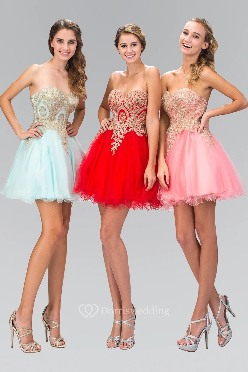 Vestido corto sin mangas con escote corazón y corte en A, adornado con cuentas.