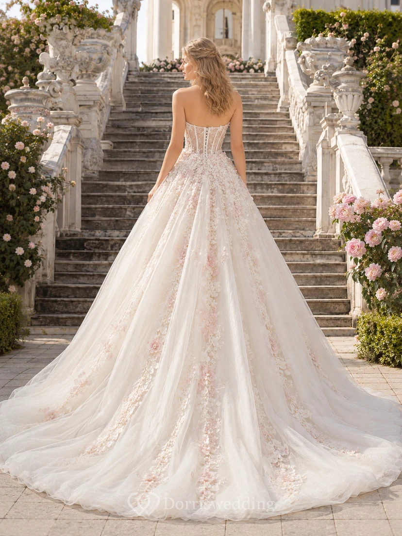 Vestido de gala con apliques florales para bodas en jardines palaciegos view 2