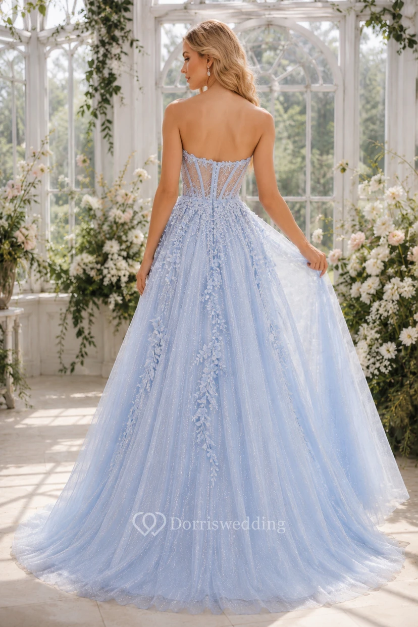 Vestido de fiesta de corte A de tul azul cielo con apliques de encaje y corpiño sin tirantes. view 2