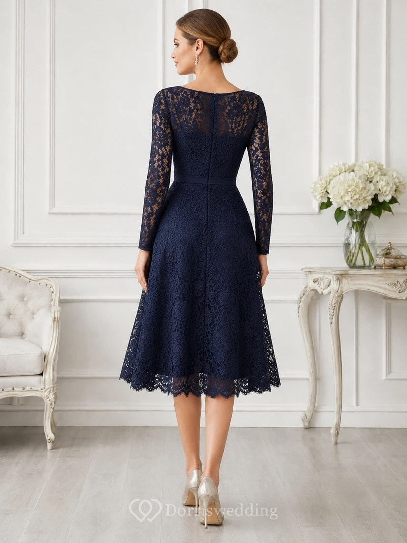 Robe de soirée bleu marine en dentelle, col montant, manches longues, longueur genou, coupe trapèze view 2