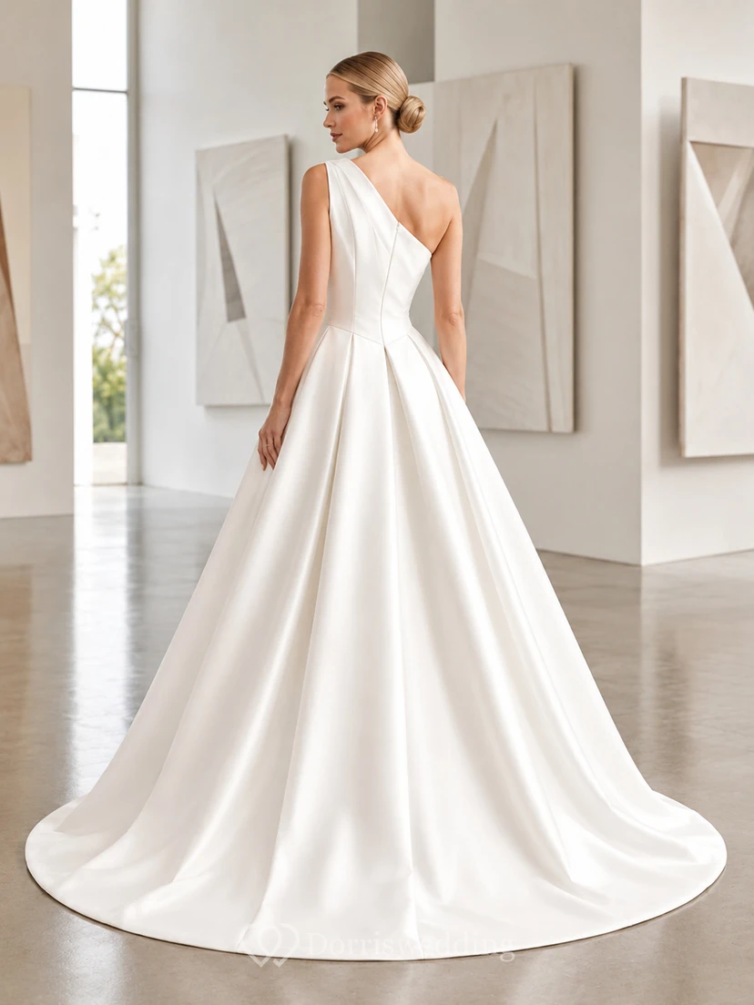 Robe de mariée minimaliste en satin, robe de bal asymétrique sans manches à traîne. view 2