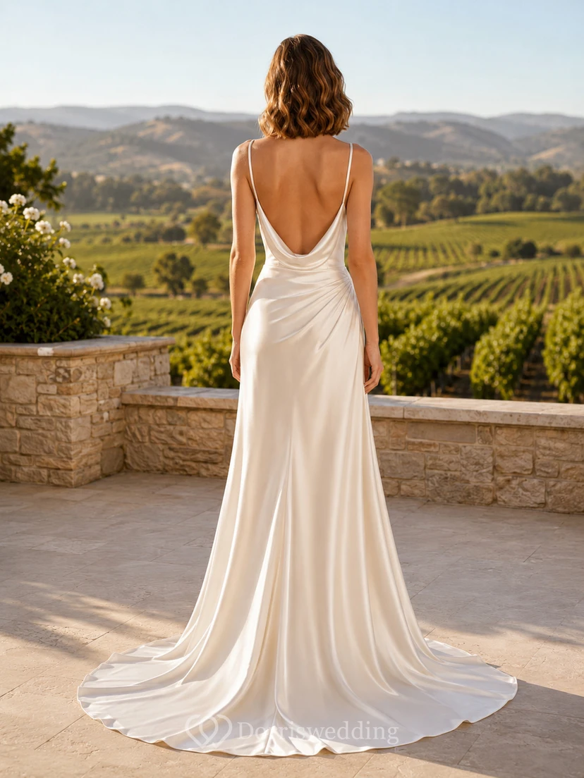 Robe de mariée fourreau en satin à col bénitier simple, idéale pour un mariage dans un vignoble view 2