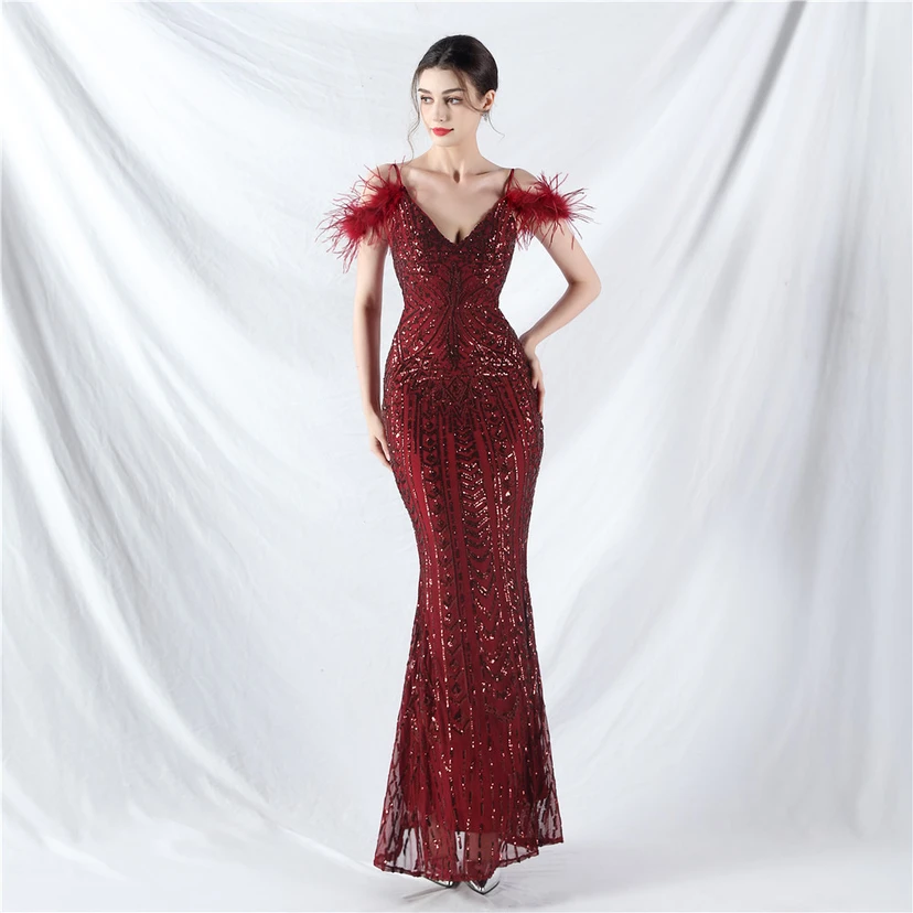 Robe de soirée haut de gamme ornée de perles florales et de plumes d'autruche. view 11
