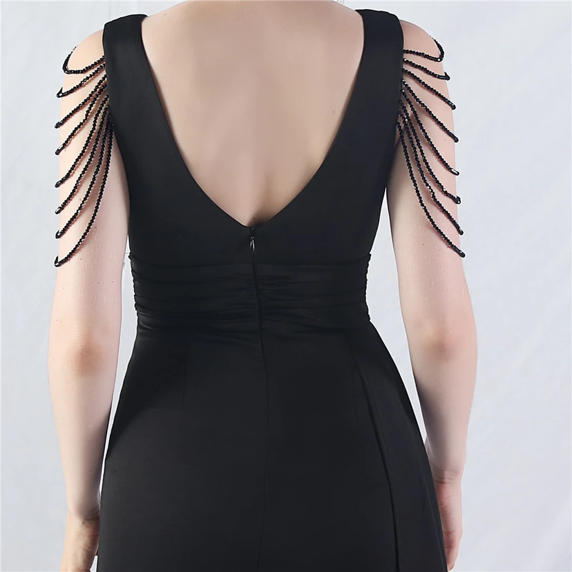 Ein Abendkleid aus insgesamt 8 Farben, gefertigt mit aufwendiger Satinfalttechnik und Perlenstickerei. view 70