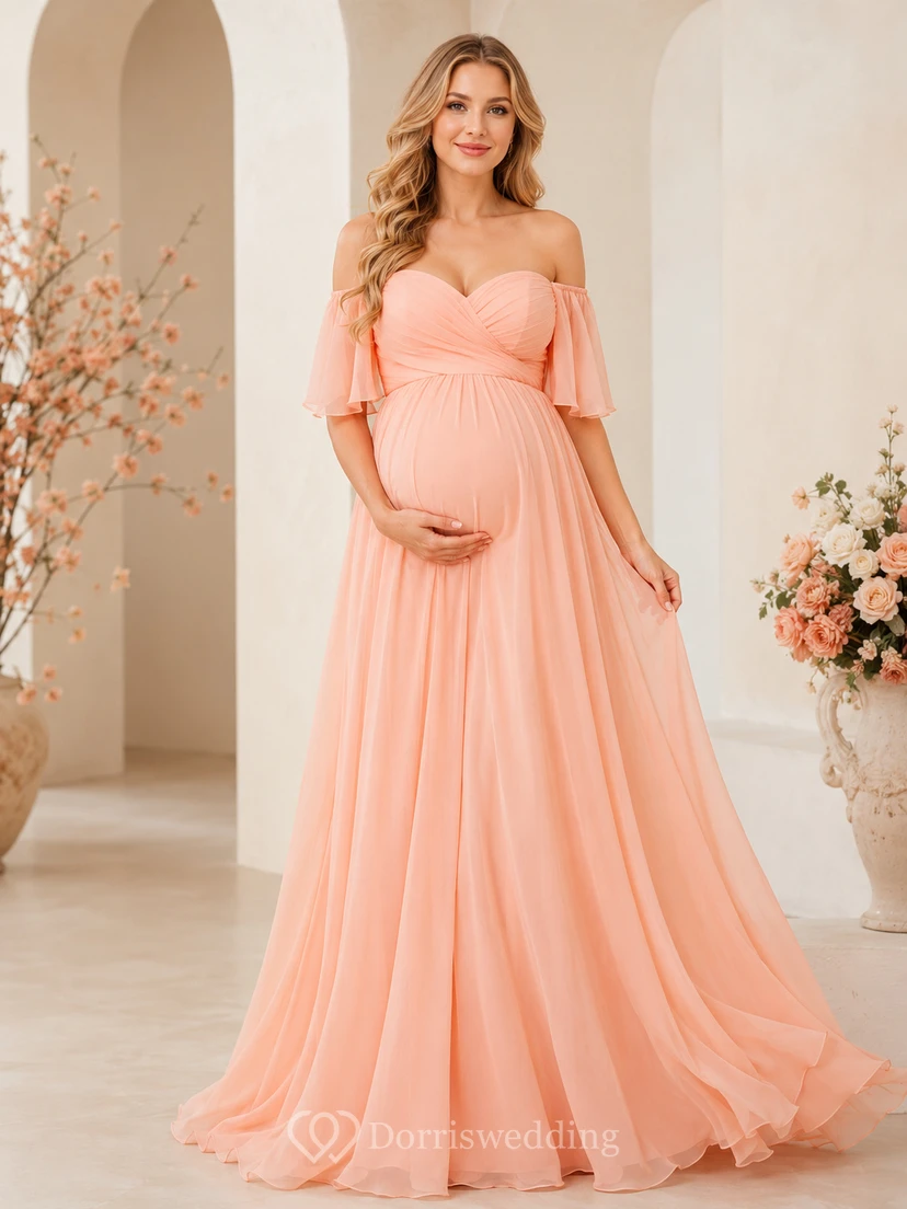 Robe de maternité pêche en mousseline de soie, épaules dénudées, décolleté cœur, coupe trapèze, longueur au sol, idéale pour une fête prénatale.