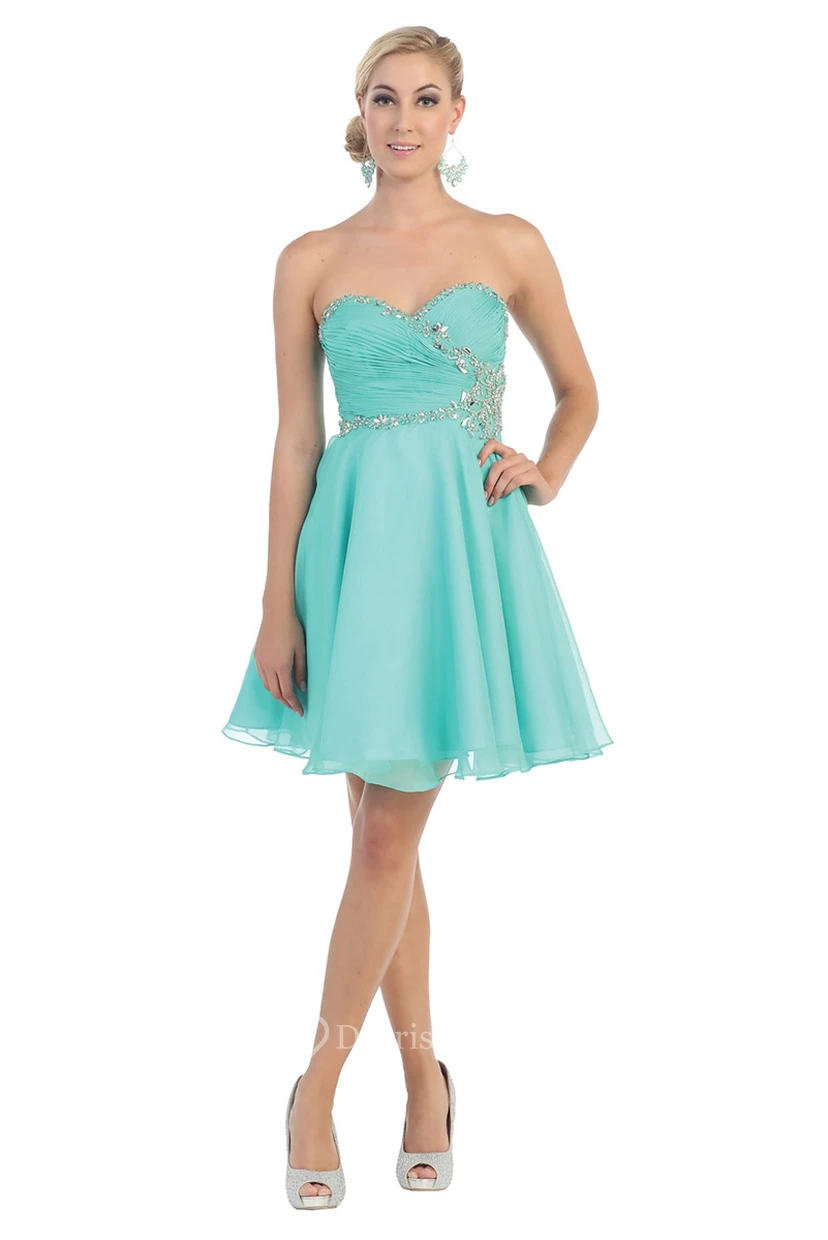 Ärmelloses A-Linien-Minikleid aus Chiffon mit herzförmigem Dekolleté, Reißverschluss, gekreuzten Verzierungen und Perlenstickerei