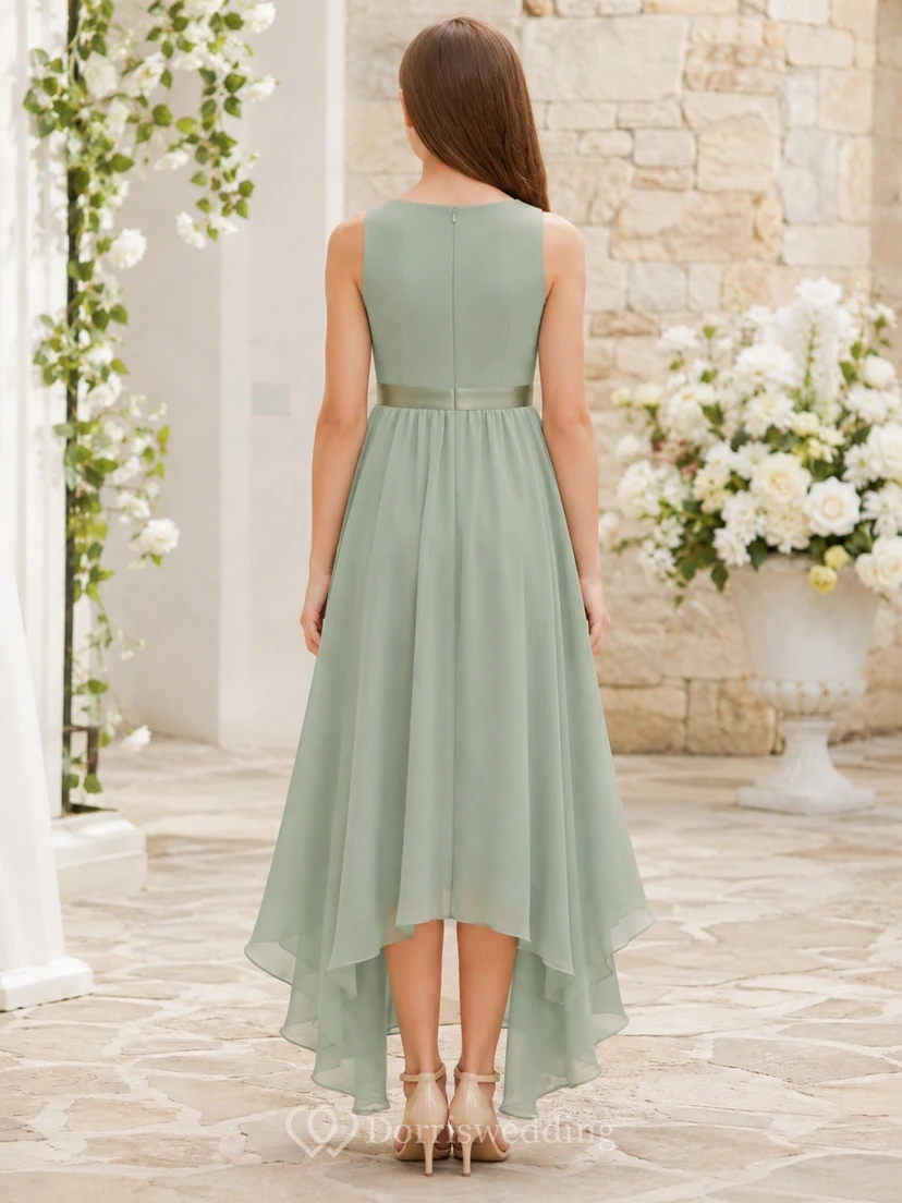 Vestido de dama de honor juvenil color celadón, corte en A, sin mangas, con volantes, estilo romántico. view 2