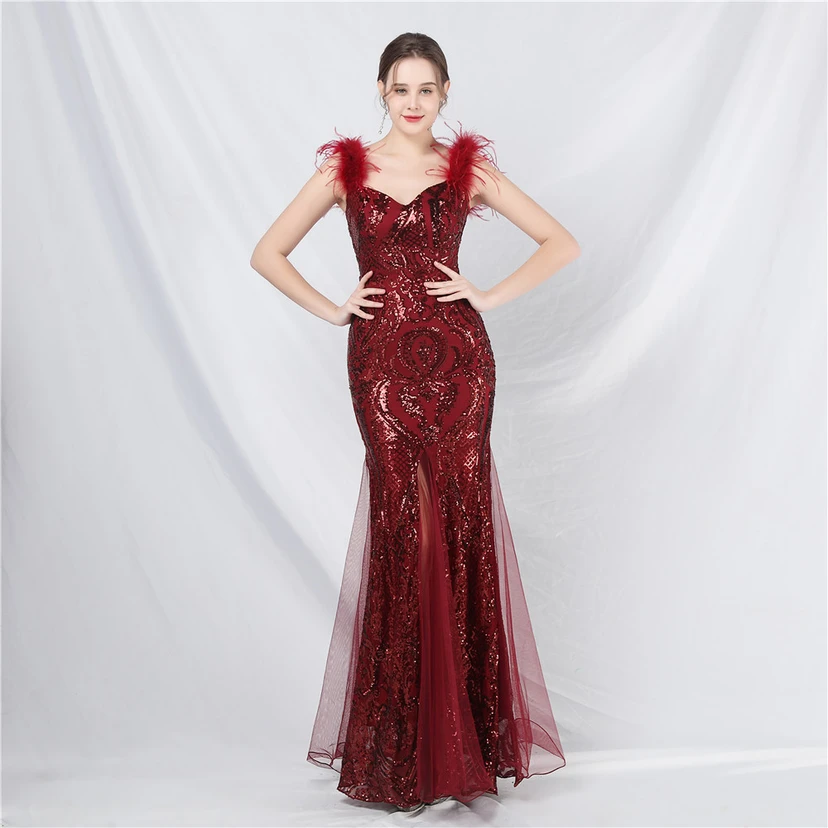 Robe longue haut de gamme en maille à sequins et plumes d'autruche. video preview