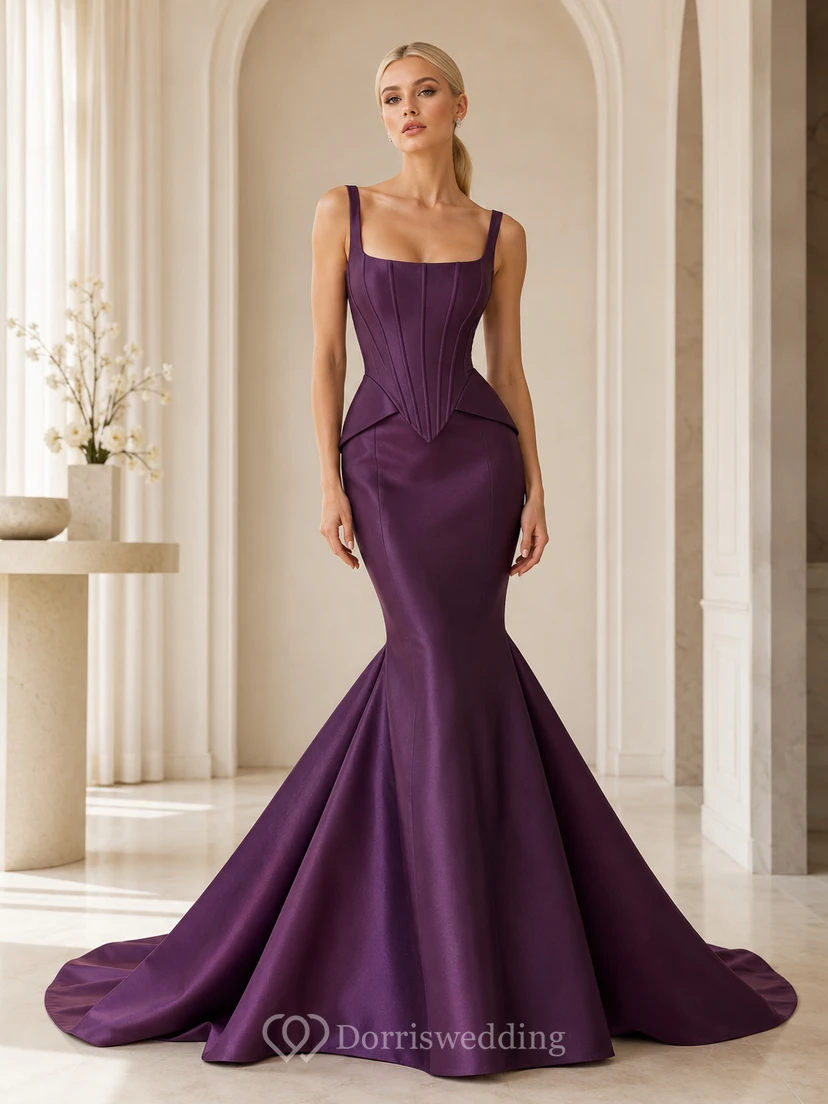 Robe de mariée sirène en satin à bretelles carrées et corset, couleur raisin, avec traîne courte.