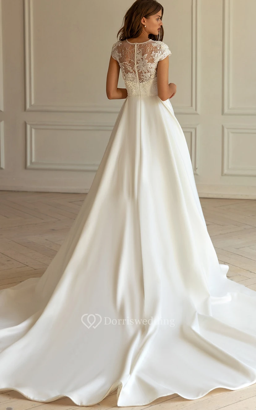 Robe de mariée moderne en satin, coupe trapèze, traîne courte, manches courtes et appliques view 2
