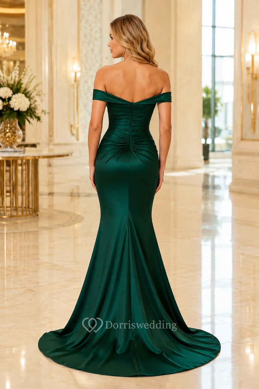 Vestido formal de satén verde oscuro estilo sirena con hombros descubiertos, corpiño fruncido y cola larga. view 2