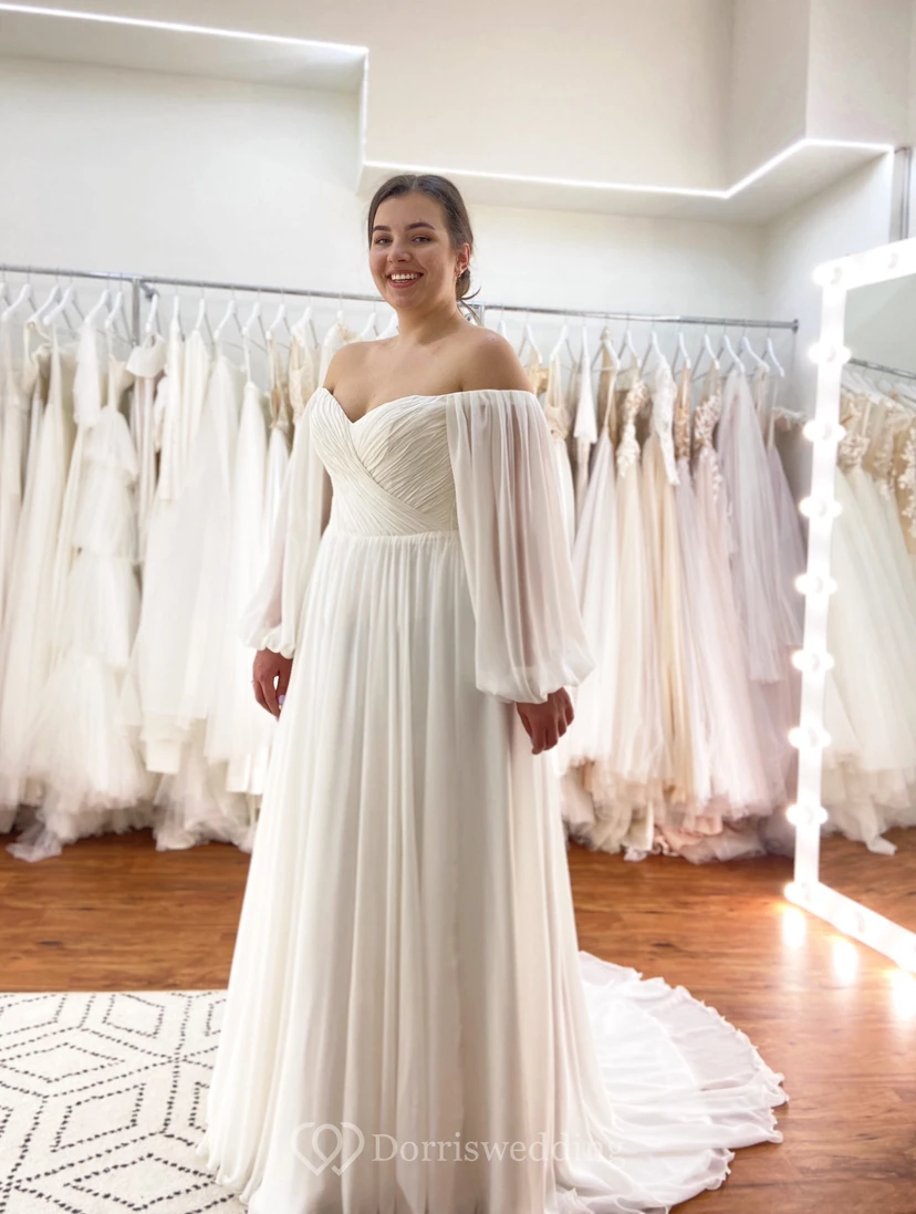 Vestido de novia blanco de gasa con hombros descubiertos, mangas abullonadas y fruncido, corte imperio. view 4