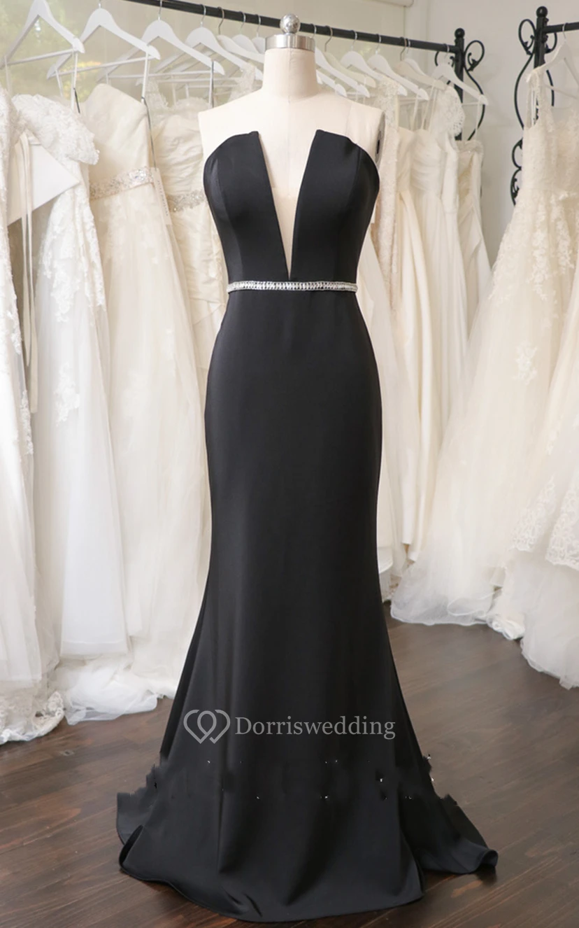 Robe de soirée sirène vaporeuse à traîne et ceinture.