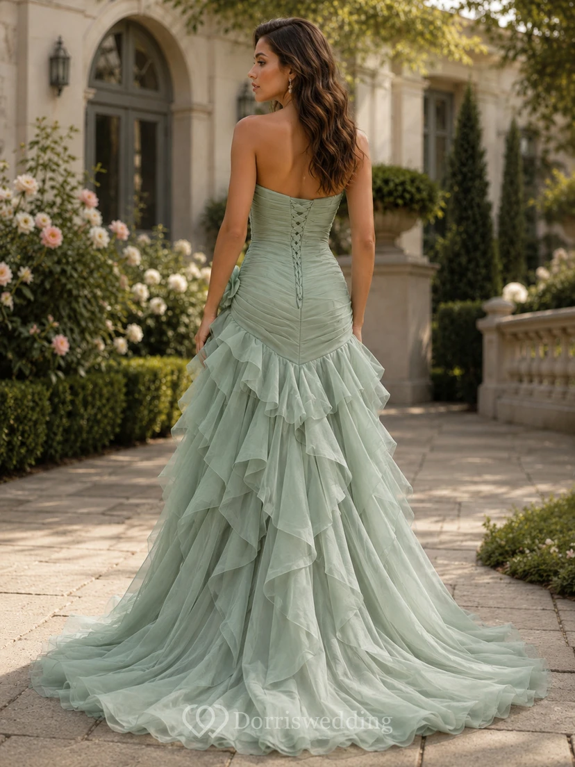 Vestido de fiesta de tul color champán, sin tirantes, con escote corazón, corte sirena, cola larga, volantes y capas. view 10