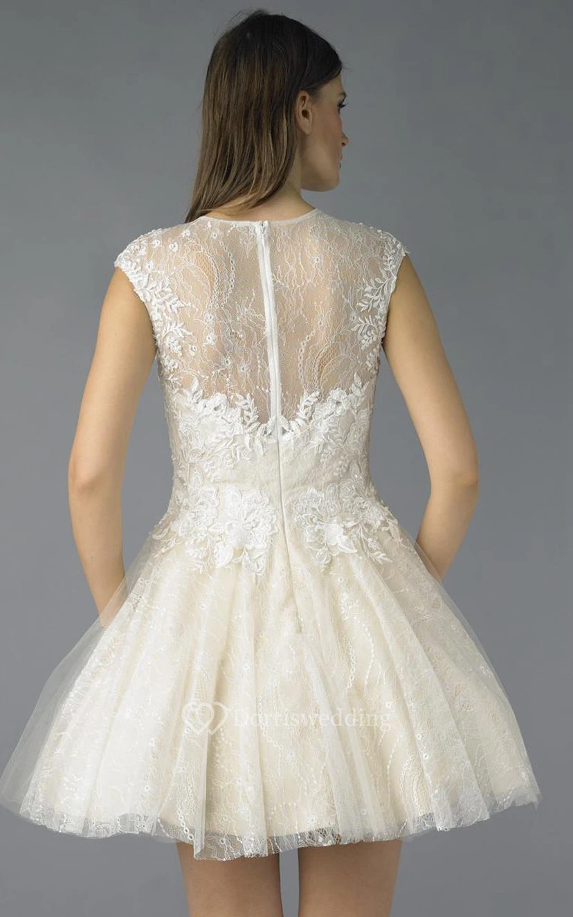 Kurzes Minikleid in A-Linien-Optik mit hohem Kragen und kurzen Ärmeln, Spitze und Illusionseffekt view 10