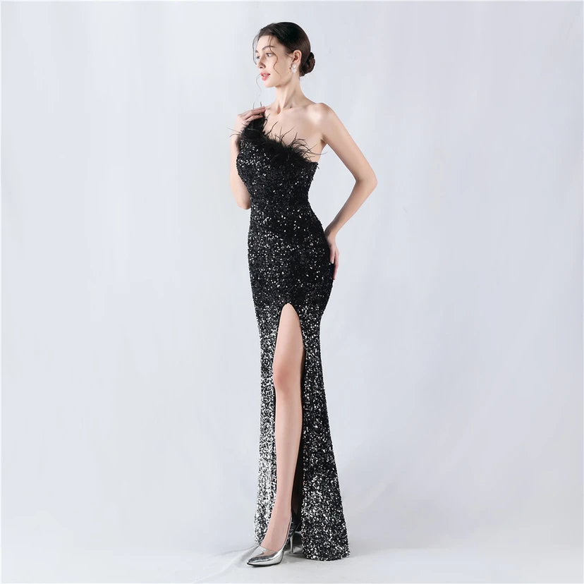 Robe de soirée longue à une épaule, ornée de plumes d'autruche, de perles et de sequins, avec col asymétrique et fente haute. view 23