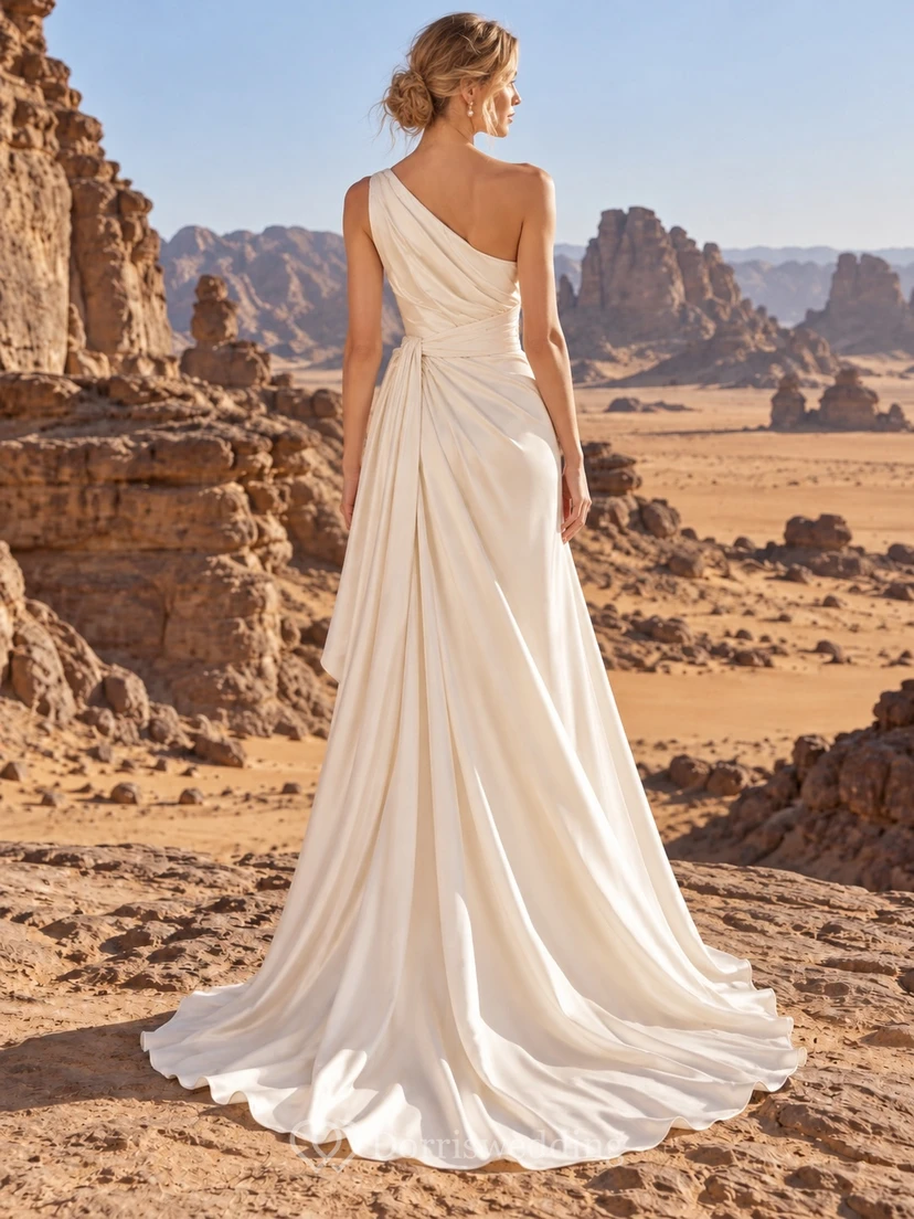 Vestido de novia sencillo de satén con un solo hombro, drapeado lateral, abertura frontal y cola. view 2