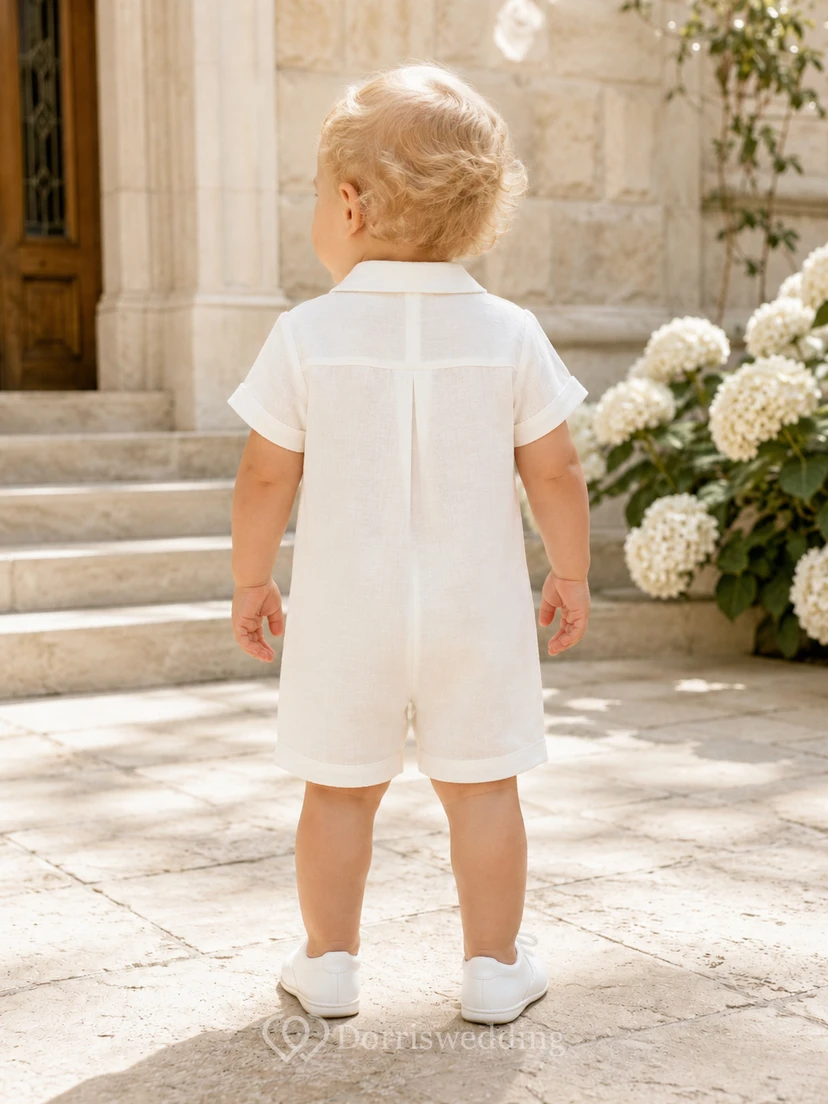 Atmungsaktiver, elfenbeinfarbener, kurzärmeliger Baby-Tauf-Strampler mit Abnähern und Shorts view 2