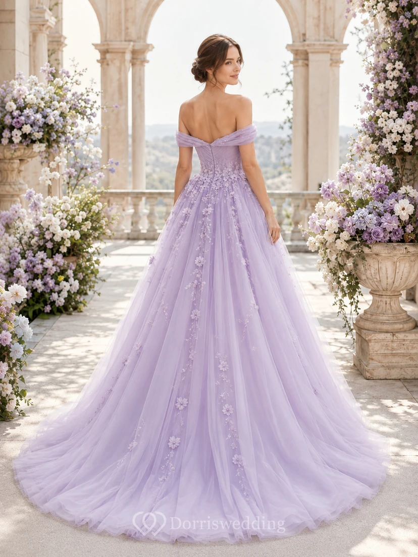 Robe de mariée en tulle lavande à épaules dénudées et appliqués floraux, coupe trapèze, ornée d'une applique florale. view 2