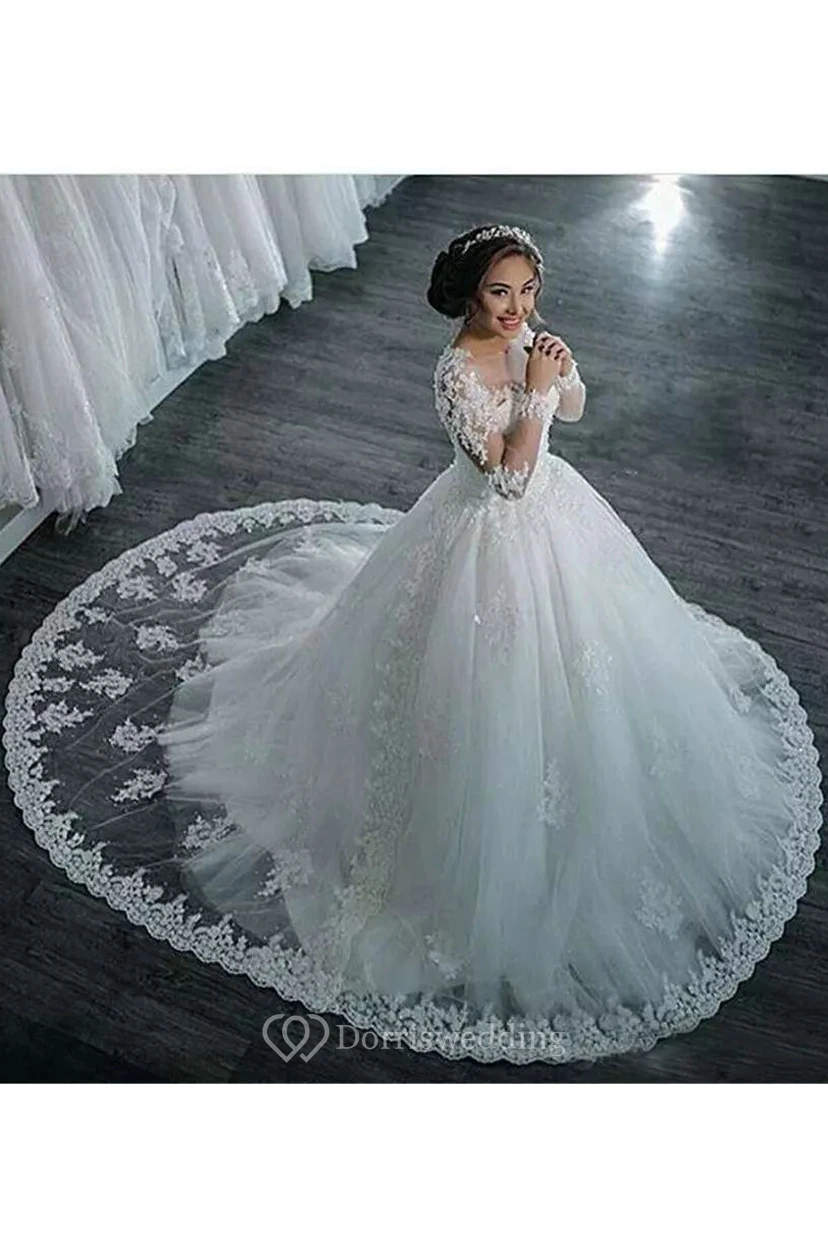 Vestido de novia de princesa con cola de encaje y tul, corte A, estilo princesa. view 3