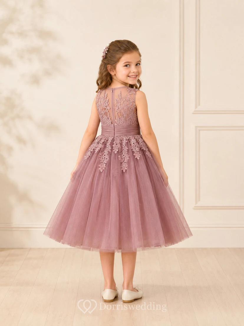 Robe de demoiselle d'honneur en tulle et dentelle mauve, coupe trapèze, sans manches, ornée d'appliqués floraux et d'un nœud. view 2