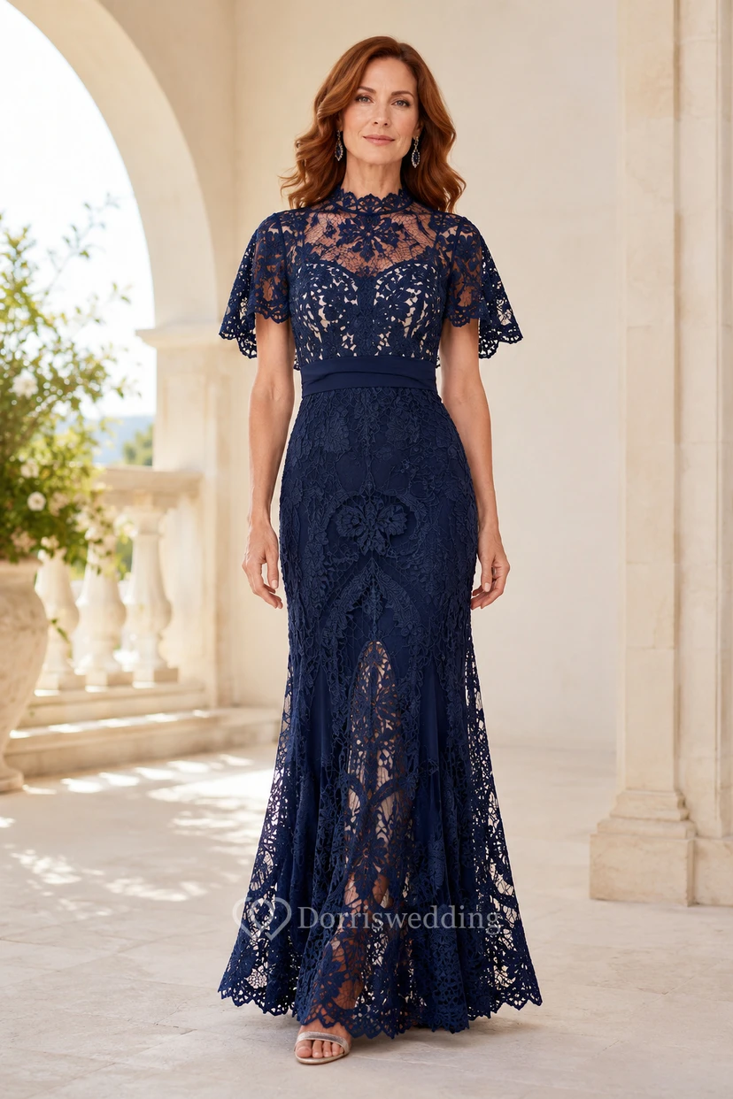 Vestido de sirena azul marino de encaje para madres con mangas de capa transparente.