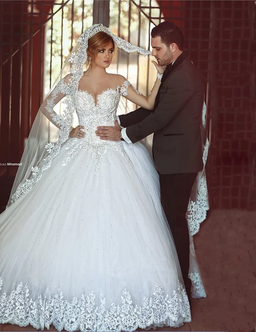 Precioso vestido de novia de gala de encaje con mangas largas y cola en oferta.