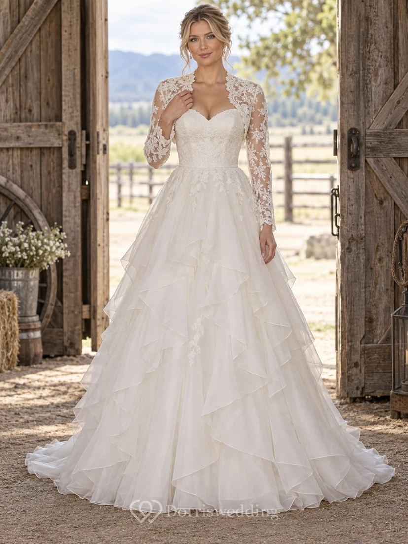 Ländlich-boho Brautkleid in A-Linie mit herzförmigem Herzausschnitt, langärmeligem Spitzenbolero und fließenden Organza-Lagen