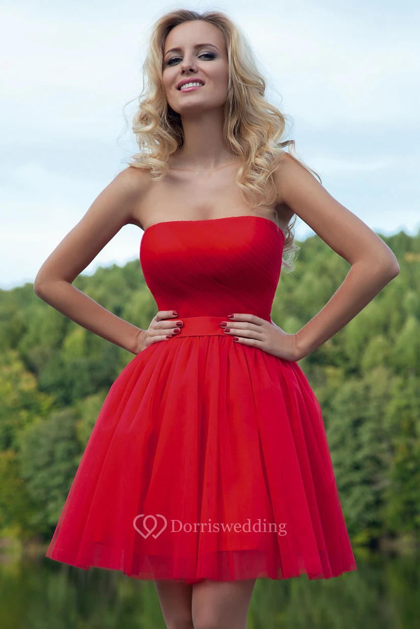 Robe de bal courte bustier sans manches en tulle froncée, coupe trapèze, avec ruban view 2