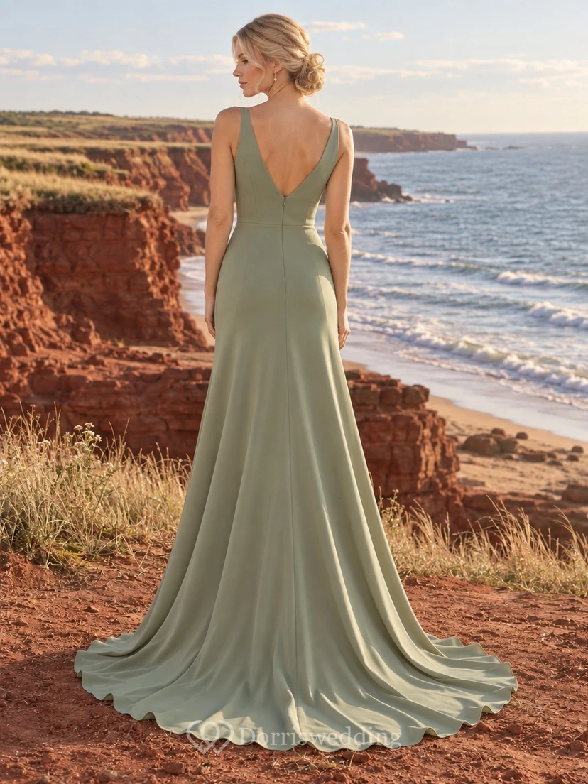 Schlichtes, salbeigrünes Brautkleid aus Crêpe mit V-Ausschnitt, ärmellosem Oberteil und A-Linien-Schleppe view 2