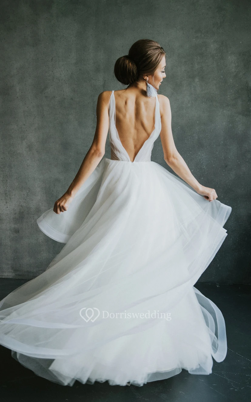 Fließendes, ärmelloses Brautkleid aus Tüll mit gekreuzten Trägern im Empire-Stil, tiefem V-Ausschnitt und drapiertem Rock view 2