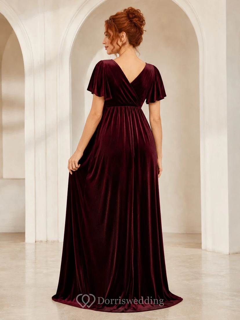 Elegantes, burgunderrotes Umstandskleid aus Samt mit Empire-Schnitt, bodenlang, V-Ausschnitt und kurzen Ärmeln – luxuriös und elegant für formelle Anlässe. view 2