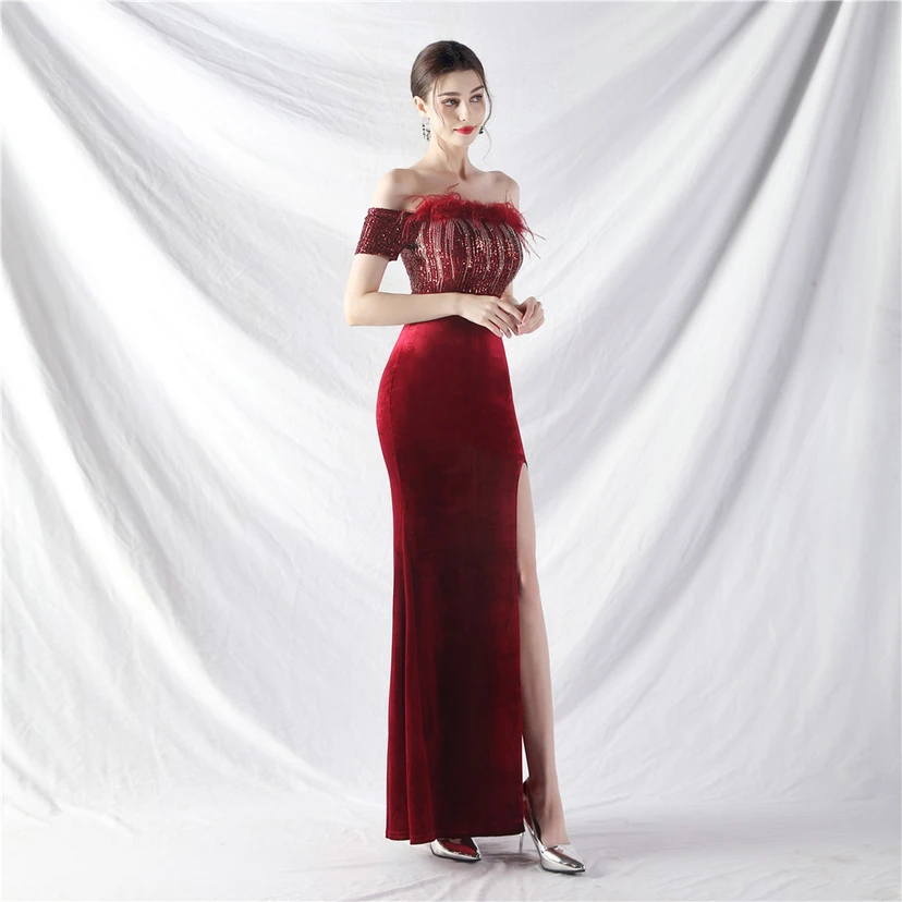 Vestido de noche asimétrico de terciopelo con plumas de avestruz. view 4