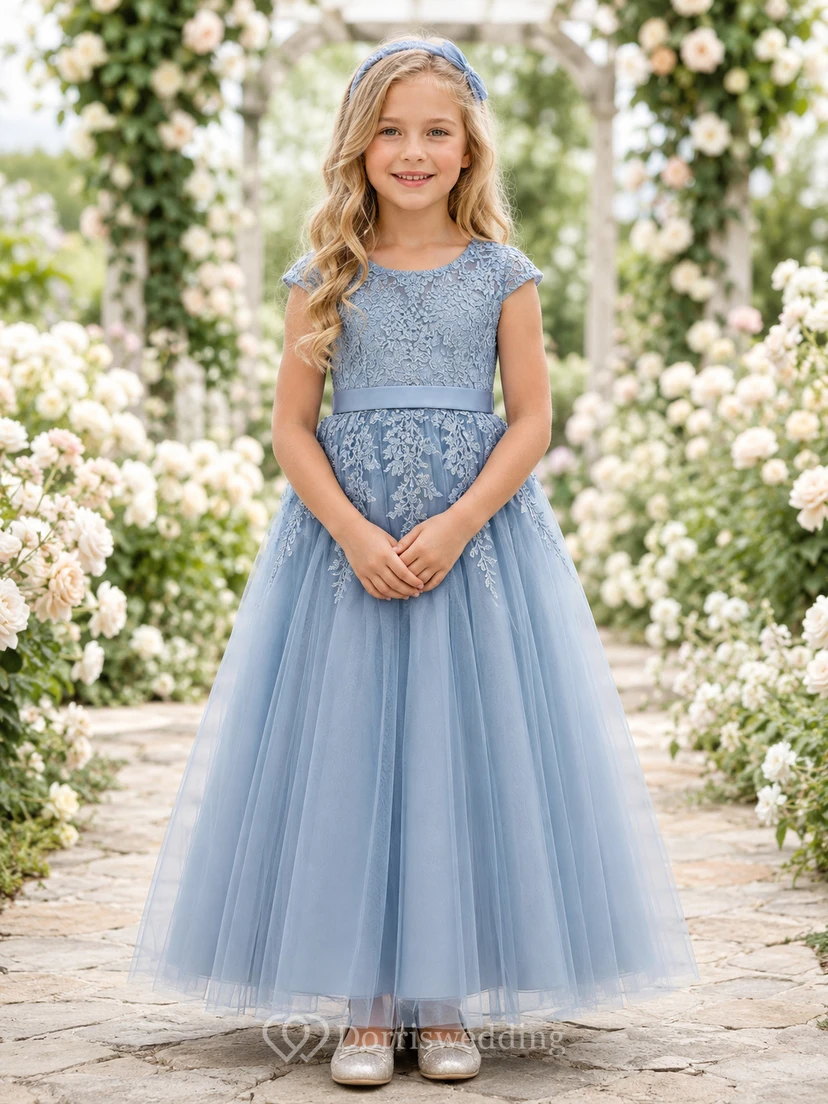 Romantisches, knöchellanges A-Linien-Kleid für Gartenblumenmädchen in Stahlblau mit Spitze und Tüll, kurzen Ärmeln und U-Boot-Ausschnitt