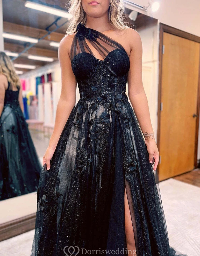 Espectacular vestido negro de tul brillante con escote corazón y abertura. view 2